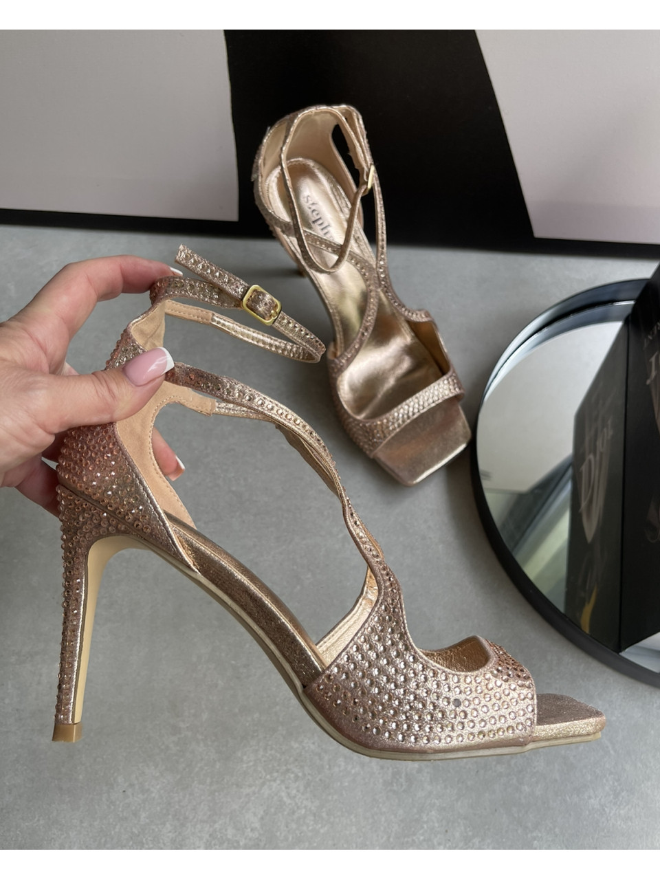 EFEKTOWNE ZŁOTE SANDAŁKI ZDOBIENIA JIMMY