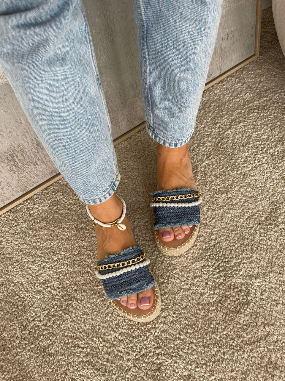 Niebieskie Klapki Z łańcuszkiem