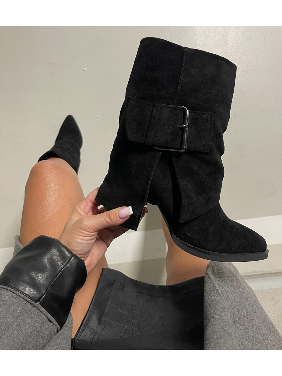 Zamszowe botki z klamrami BLACK