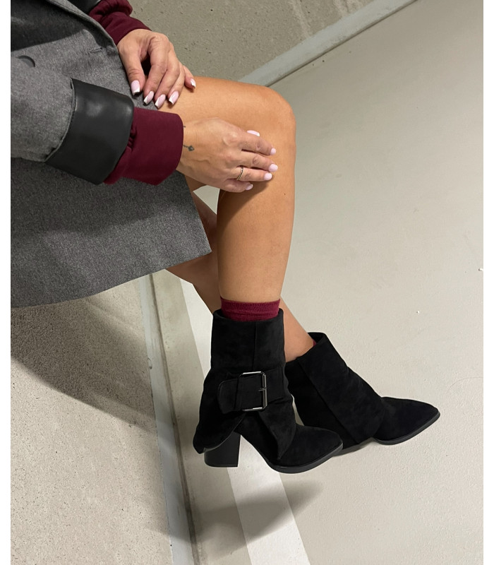 Zamszowe botki z klamrami BLACK