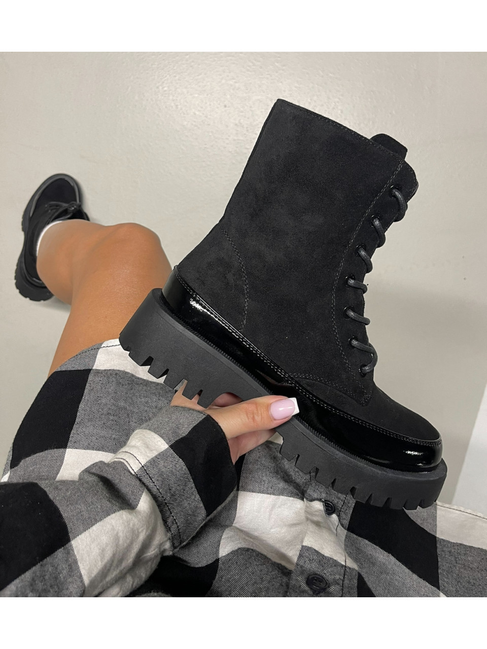 Czarne zamszowe botki workery sznurowane W