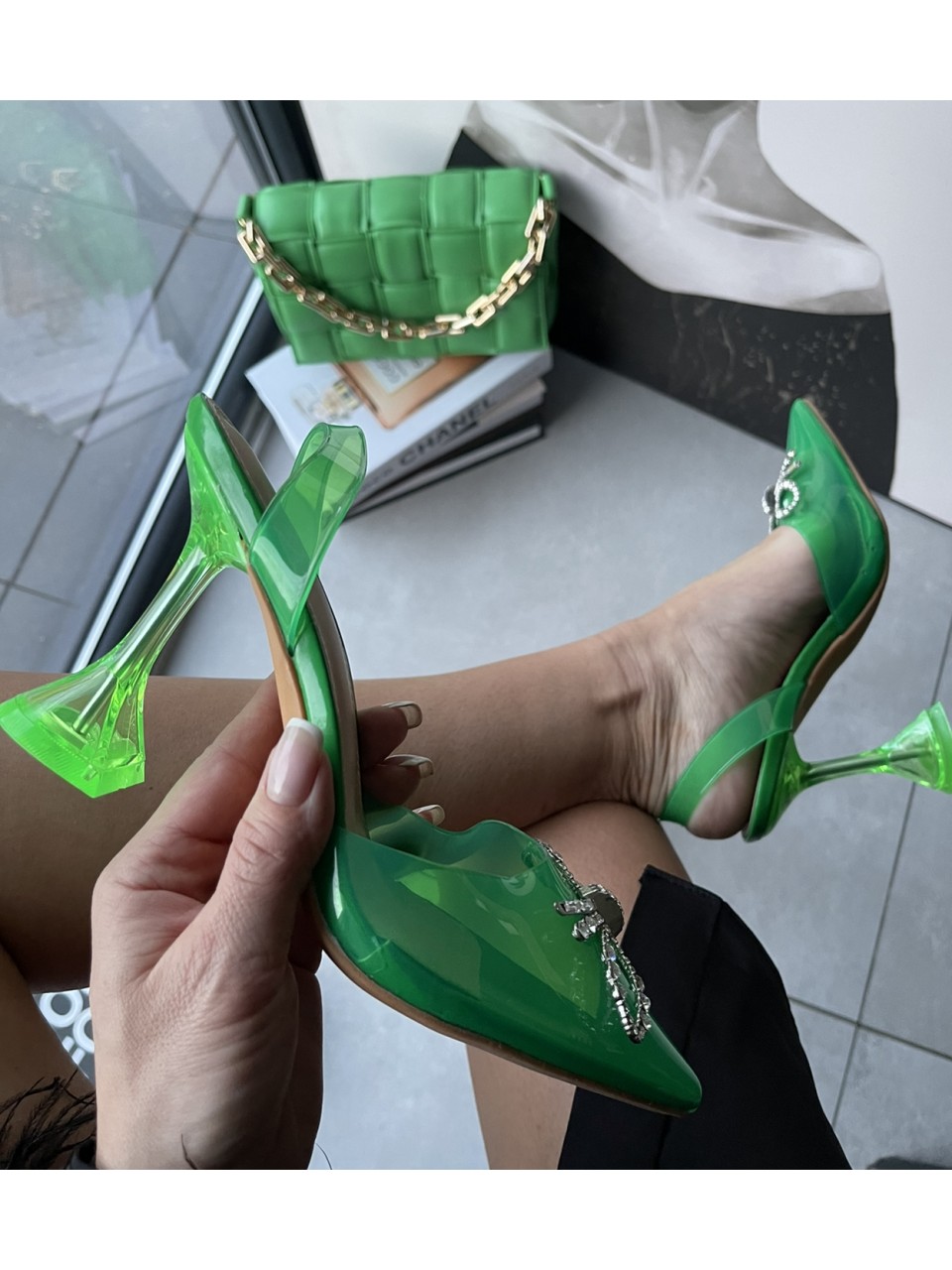SZPILKI AMI KOKARDA GREEN