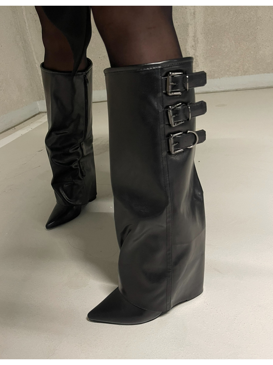 Czarne kozaki z klamerkami Givana 2