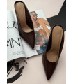Modne klapki na obcasie BROWN SS25