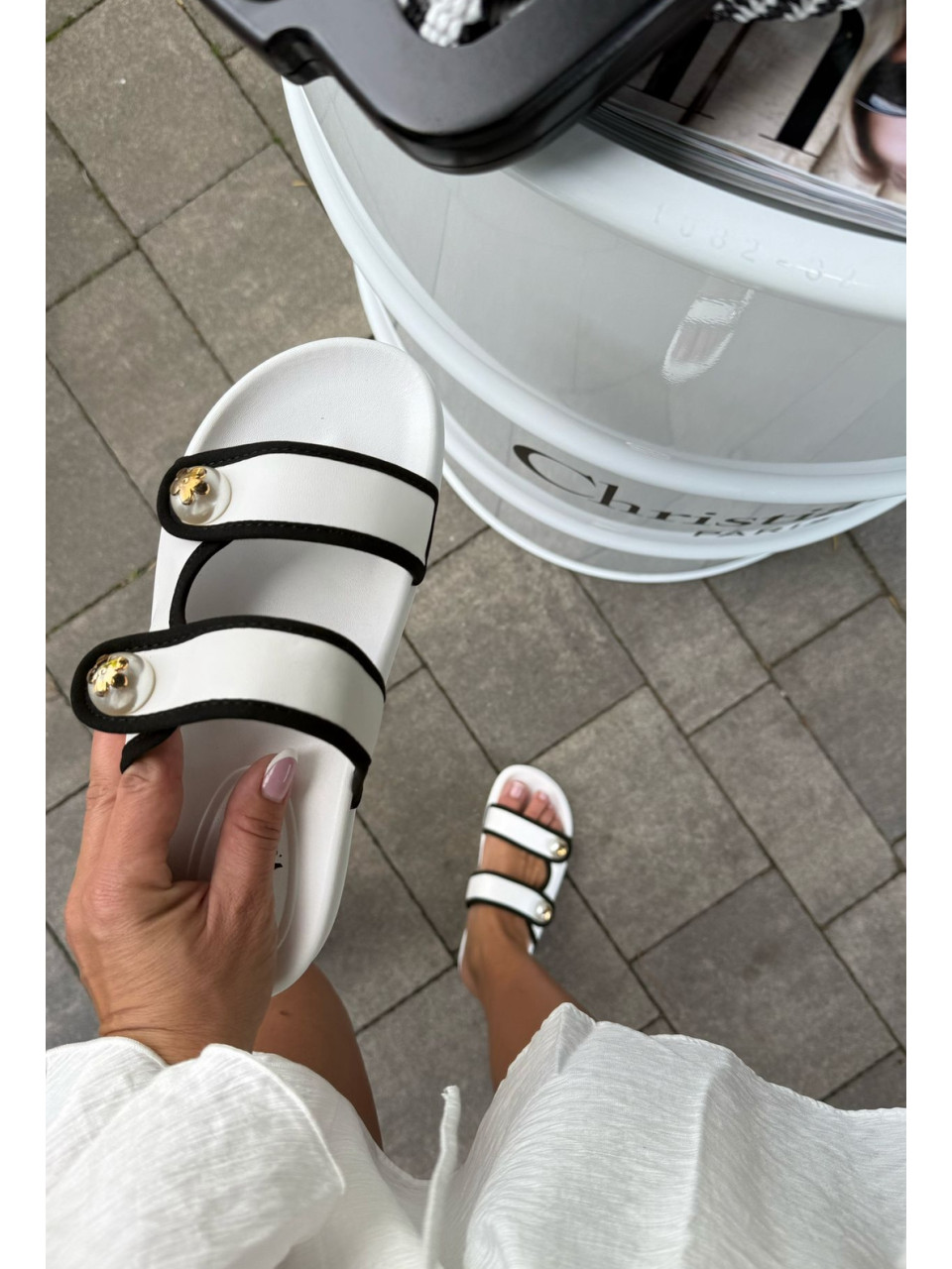 Białe płaskie klapki chanelki
