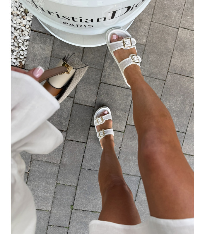 Białe klapki idealne Na LATO