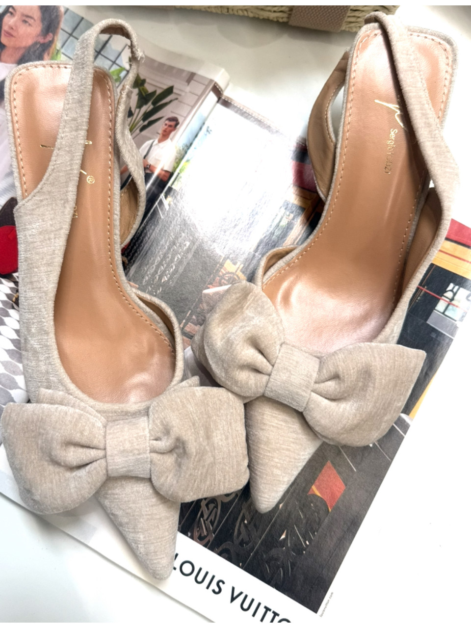 Beżowe kokardki na niskim obcasie