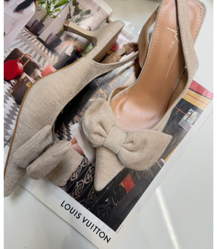 Beżowe kokardki na niskim obcasie