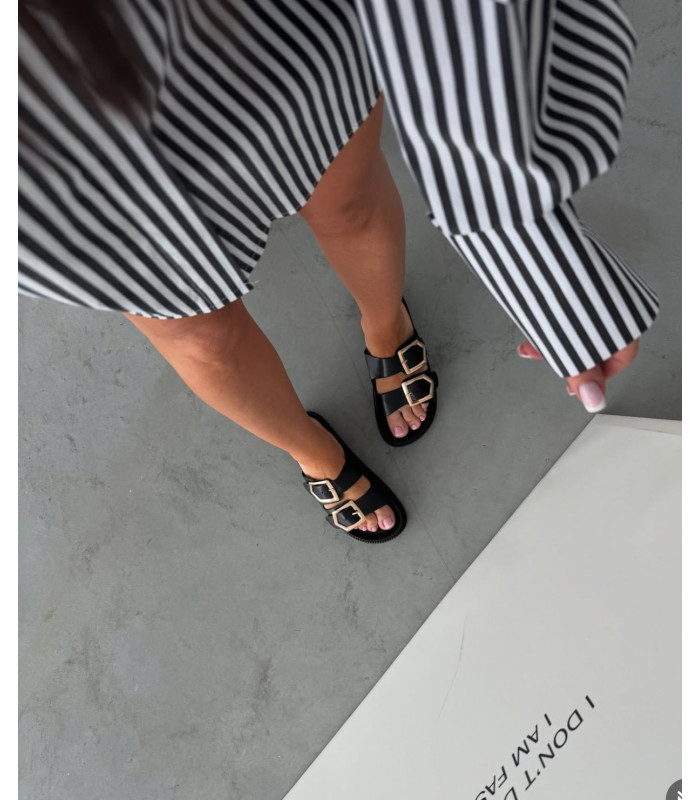 Klapki Czarne Złote Sprzączki