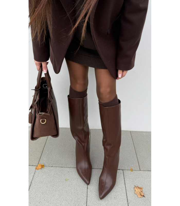 Brązowe kozaki klasyczne na niskim obcasie