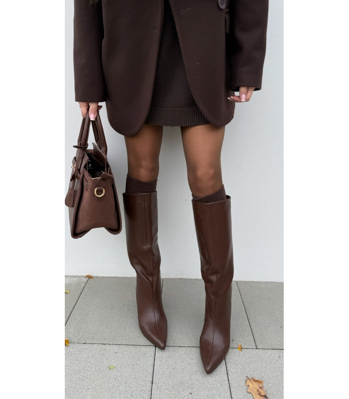 Brązowe kozaki klasyczne na niskim obcasie