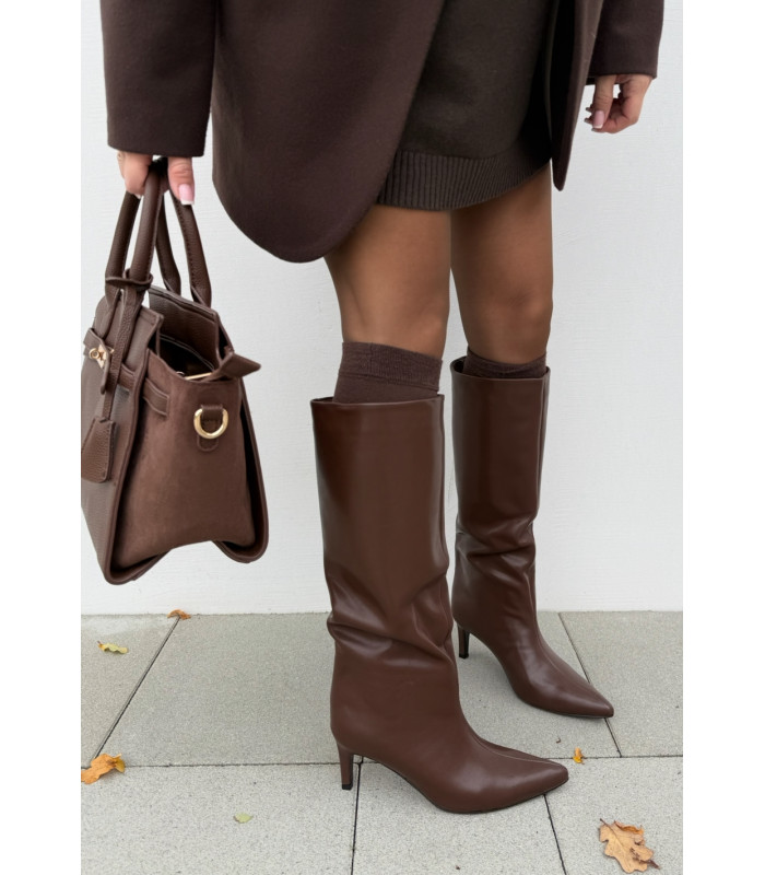 Brązowe kozaki klasyczne na niskim obcasie