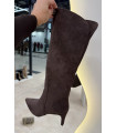Zamszowe kozaki z rozcięciem z tyłu BRĄZ