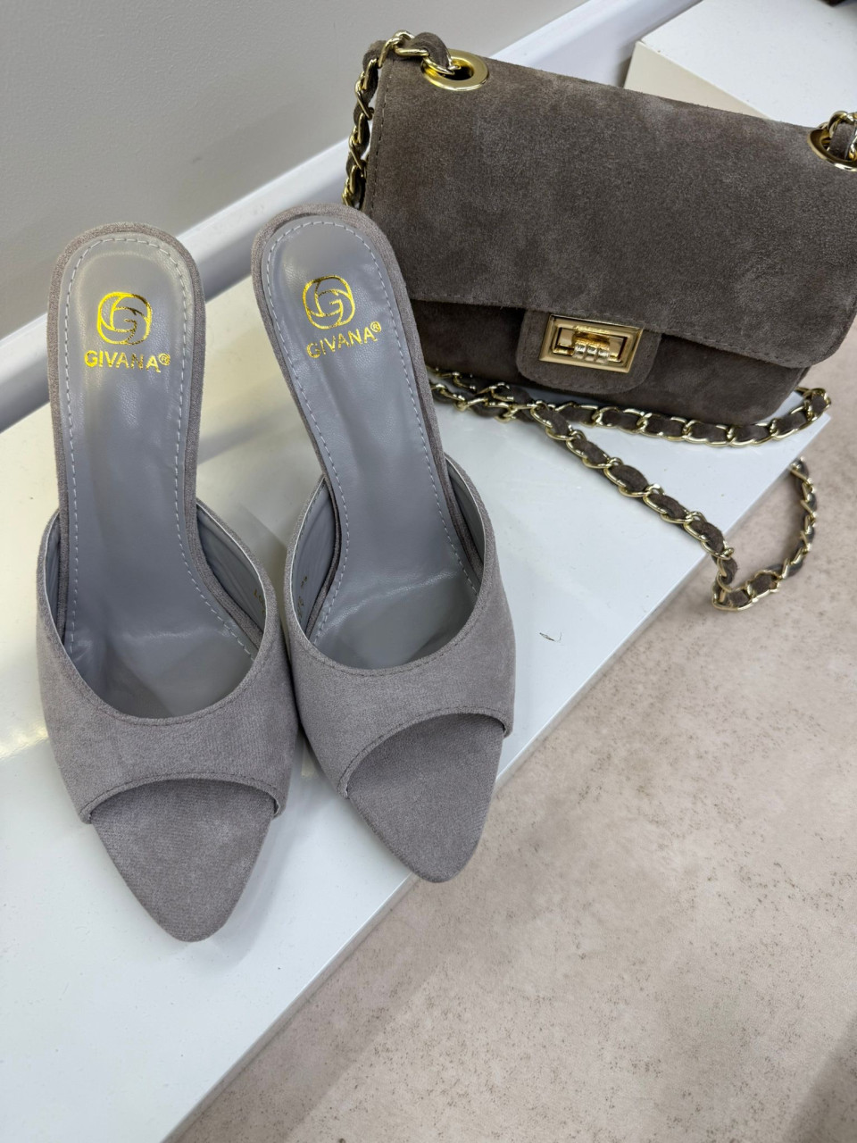 Klapki Camila Na Obcasie Szare