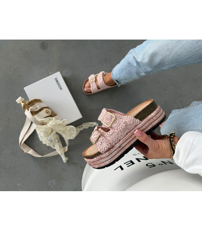 Plecione Pudrowe Klapki Na Platformie SS26