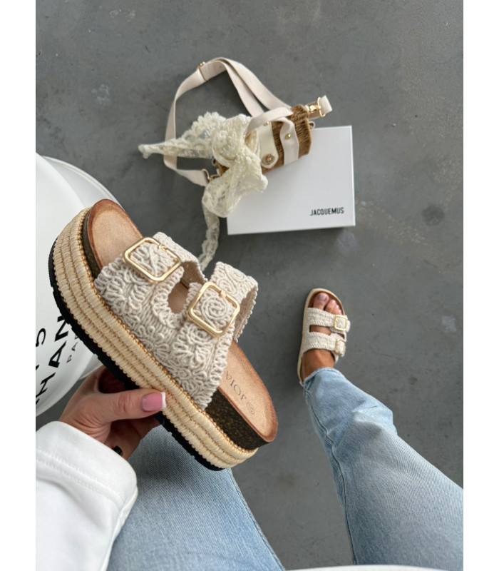 Plecione Beżowe Klapki Na Platformie SS26
