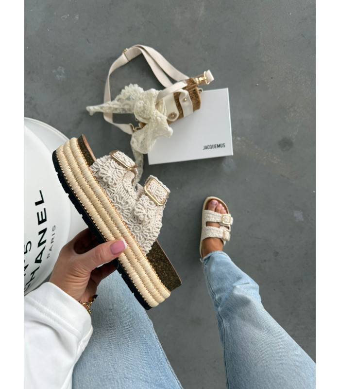 Plecione Beżowe Klapki Na Platformie SS26