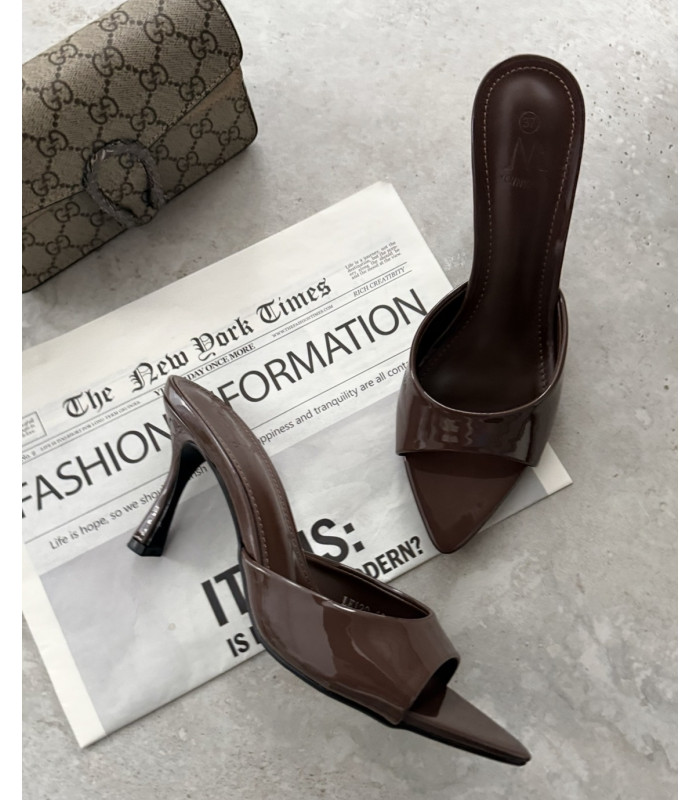 Klapki Camila czekoladowe lakierowane