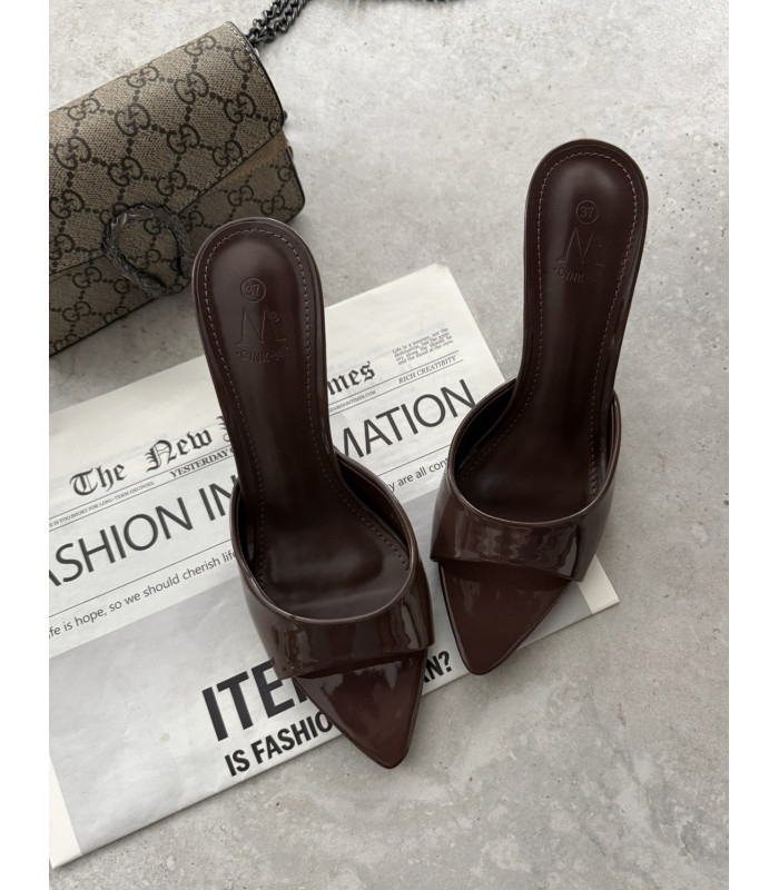 Klapki Camila czekoladowe lakierowane