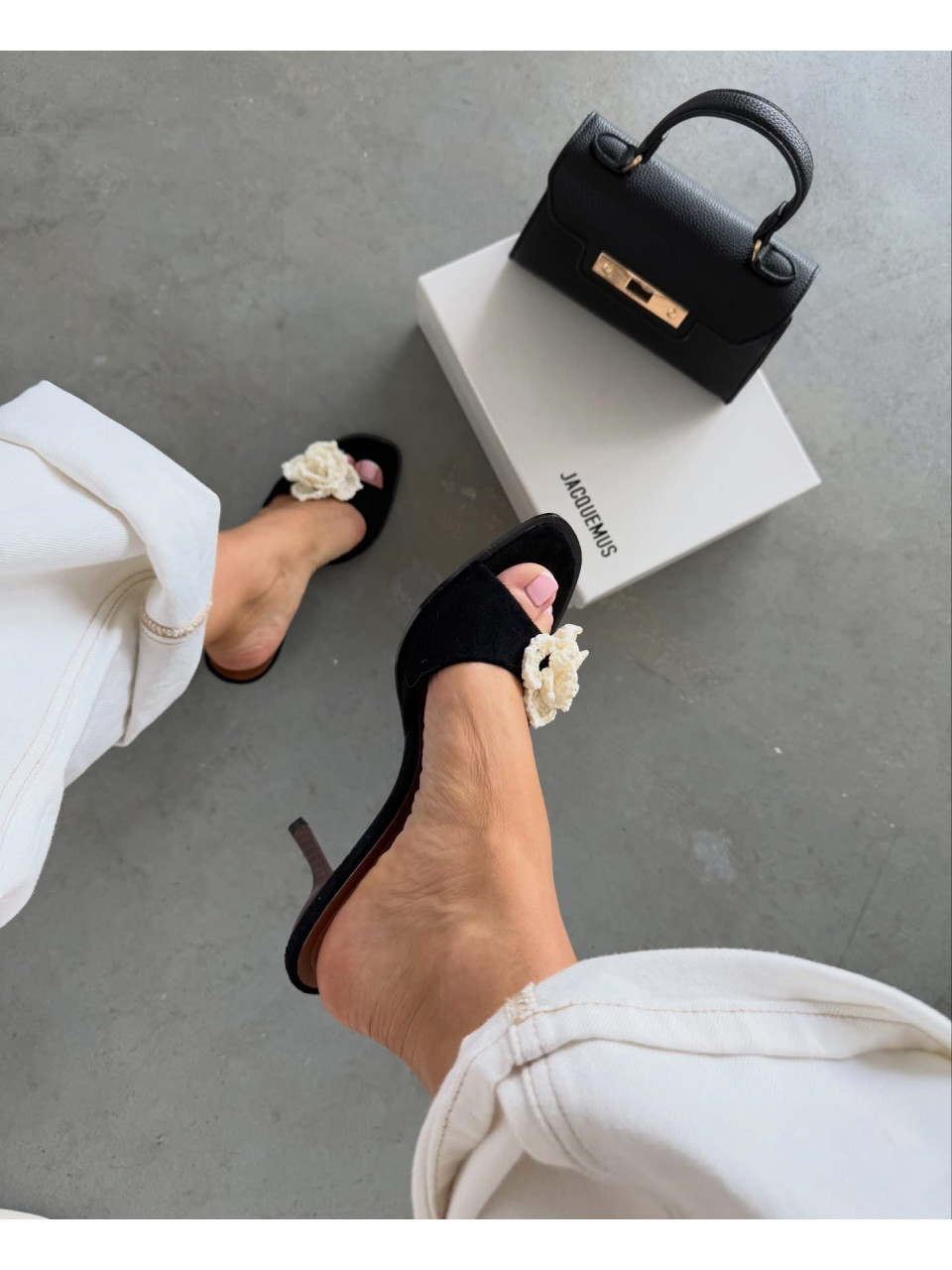 Czarne Klapki z Beżowym kwiatem