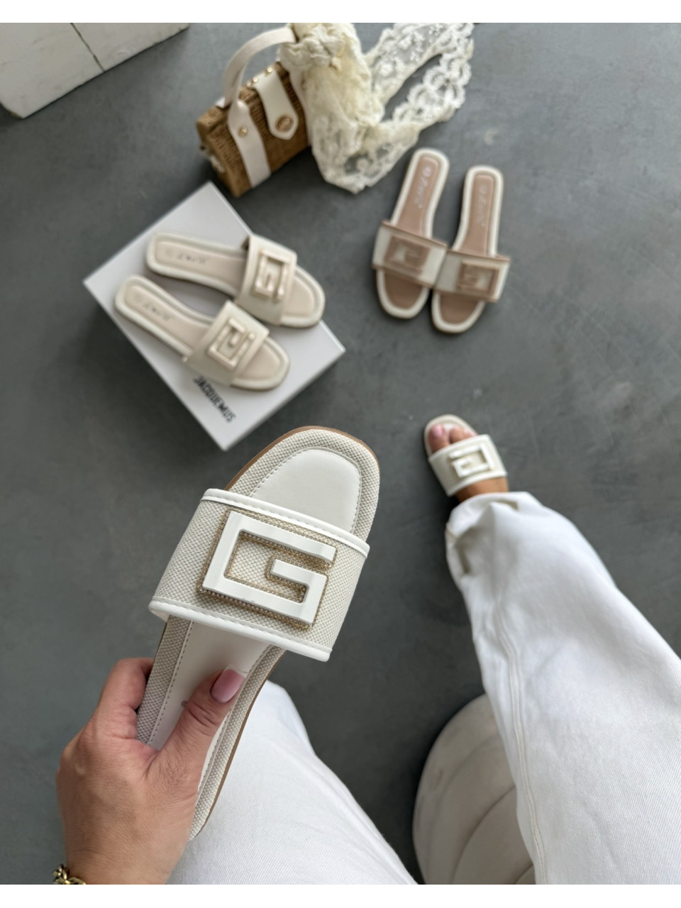 Białe Klapki G Logo