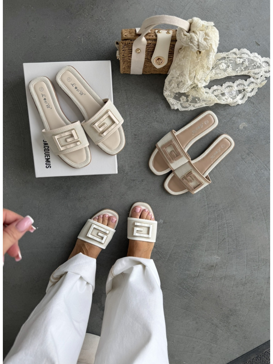 Beżowe Klapki G logo